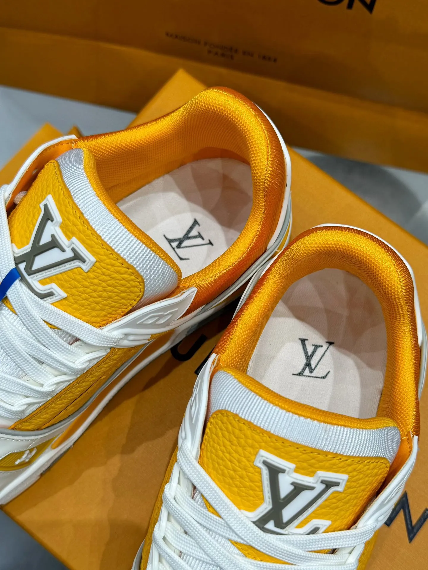 👟👟Ex-factory price 740👟👟 LOUIS VUITTON - the best-looking sneakers by Virgin Abloh, Lv Brand strongly recommends new products, official website limited edition retro basketball sneakers! Both high-top and low-top models spent money to purchase the original 1:1 accurate replica, the details are invincible, full of sincerity, imported custom-made original cowhide, the original package method is the same, the details are 100% restored, the private model customizes the original one-piece TPU outsole, which is different from other brands, without the original version, this effect cannot be achieved! LV’s best-looking couple shoes in the past, don’t miss it! Size: 35-45